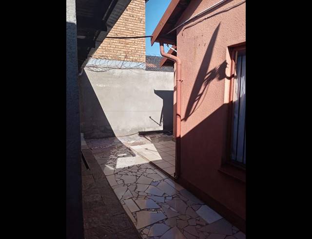 7 BEDROOM HOUSE FOR SALE IN PROTEA NORTH